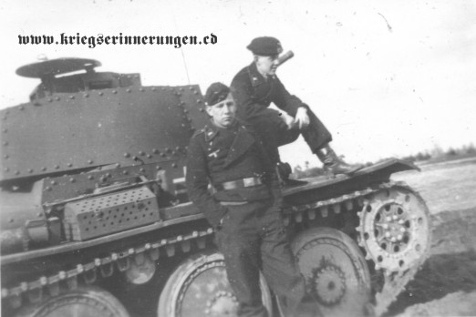 Teil der Besatzung vor dem Panzer 38